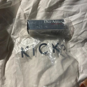 Dior Addict Lip Glow Oil 007 Cherry - Helt ny Dior Addict Lip Glow Oil i nyansen 007 Cherry. Till och med plomberad!💕💕 Nypris 500kr. Vid snabb affär kan jag sänka priset.