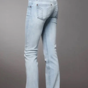 Ljusblå bootcut jeans från G rise - Super lågmidjade jätte snygga ljusblåa jeans ifrån G rise. Storlek Xs/short (innerbenslängden är 77 cm) Använda 1 gång och säljer då jag inte gillar hur dom sitter på mig  (Hör gärna av dej innan du köper om du ska köpa via instabox för kan ta någon dag längre för bor inte så nära någon instabox men köper du med post nord brukar jag kunna posta samma dag)