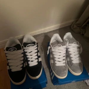 Adidas campus  i svart och grå mocka - Två par Adidas campus, ett par i svart, och i grå. Dem är helt oanvända. Jag säljer dem eftersom de var stora på mig. Jätte sköna dock!! 
