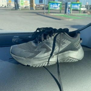 New Balance Sneakers - Svarta sneakers som både går att ha till träning och till vardags. Knappt använda därav väldigt bra skick & ingen doft.
