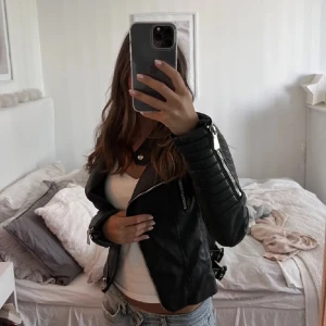 Chiquelle skinnjacka  - Säljer för att den inte kommer till användning max använd 4-5 gånger, storlek 36 men det motsvarar 38 hos dom🌸