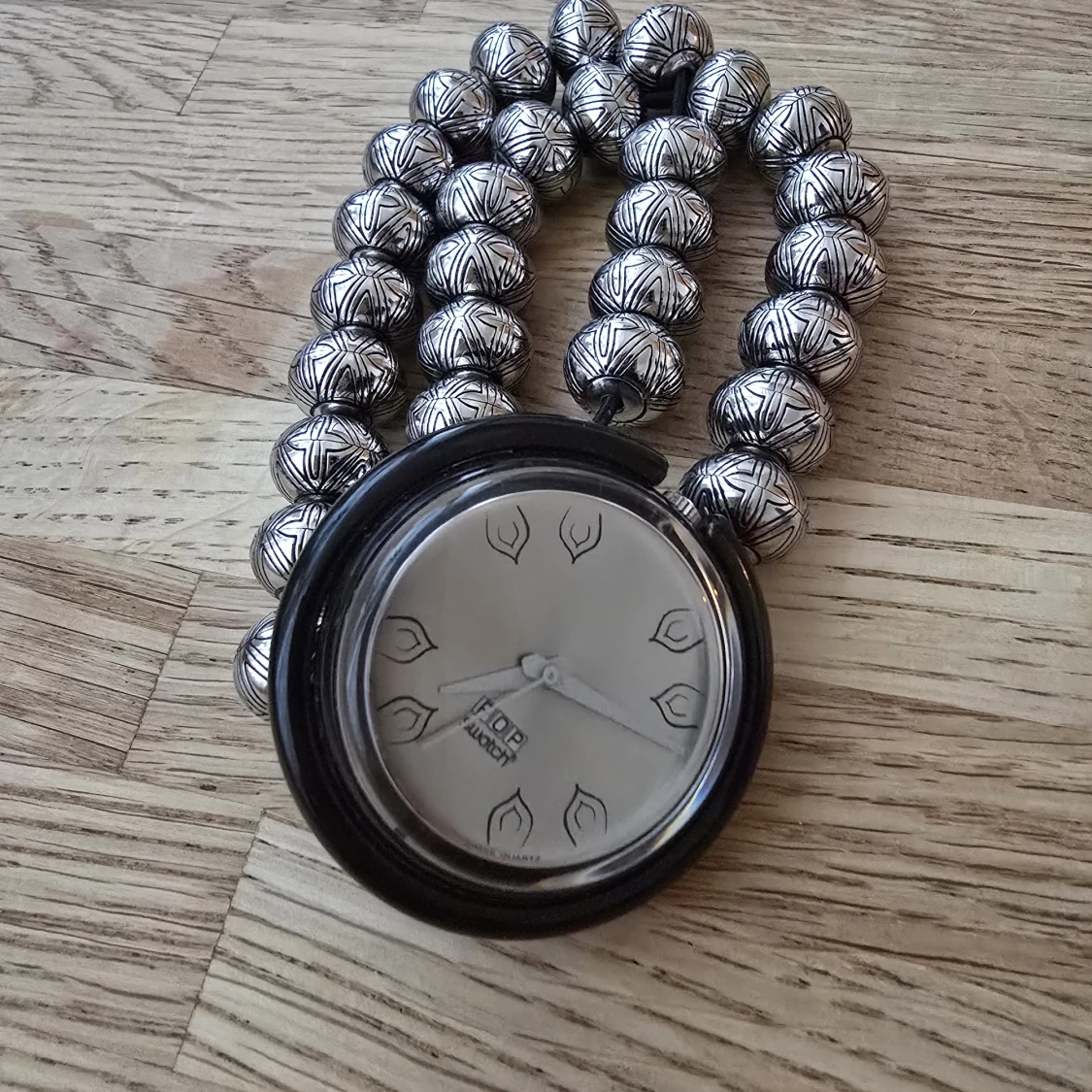 Silverfärgad klocka från Swatch med pärlarmband - 3