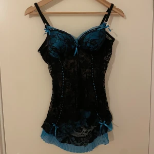 sexikiss topp  - en mycket fin sexkiss topp i svart med blåa detaljer! rosetten vid brösten är i lite sämre skick än önskat men det är enkelt fixat!🦋