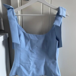 Zara topp - Helt ny med lapp kvar🩵 endast testad. Storlek M men jätteliten i storlek så kan passa XS-S🩵 säljer om jag får bra bud🩵