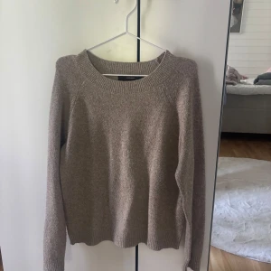 Beige stickad tröja med rund hals - Mysig beige stickad tröja med rund halsringning och långa ärmar. Perfekt för kyligare dagar och enkel att matcha med olika outfits. Ribbstickade muddar vid ärmslut och nederkant ger en klassisk look. Storlek S, köpt på veromoda. 💞