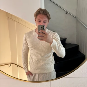 Beige stickad tröja från Bläck - Säljer en stilren beige stickad tröja från Bläck i storlek M. Tröjan har rund halsringning och långa ärmar, perfekt för en enkel och clean look. Passar till det mesta och är riktigt skön att bära.