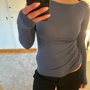 Blå långärmad topp - Säljer en blå långärmad topp från lager 157 💗toppen saknar etikett men ganska säker att de är storlek xs, passar även s