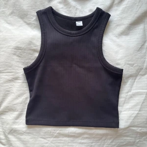 Ribbad topp - Svart ribbad topp från H&M. Enkel och svalt klädesplagg som är bra för sommaren. Skriv vid frågor 🫶🏻