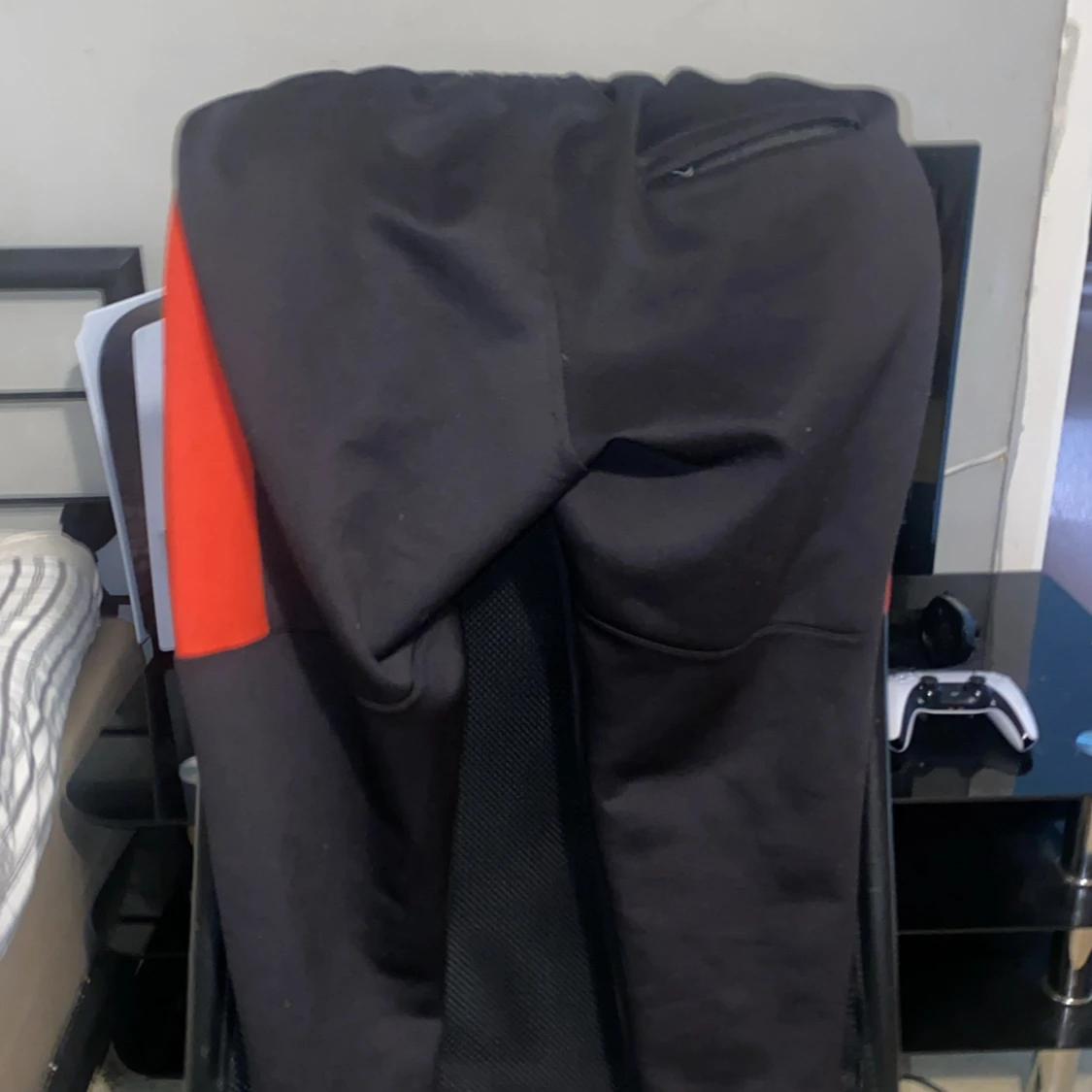 Svarta och röda mjukisbyxor från Nike - 1