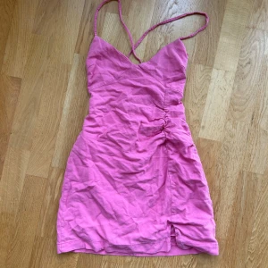 Rosa miniklänning - Säljer denna rosa miniklänningen från bershka då den tyvärr är för liten för mig. Den är ganska kort i modellen och är inte i så stretchigt material. På ena bandet där axelbandet går igenom har sömmen lossnat en liten bit men det går lätt att laga med lite nål och tråd!🩷