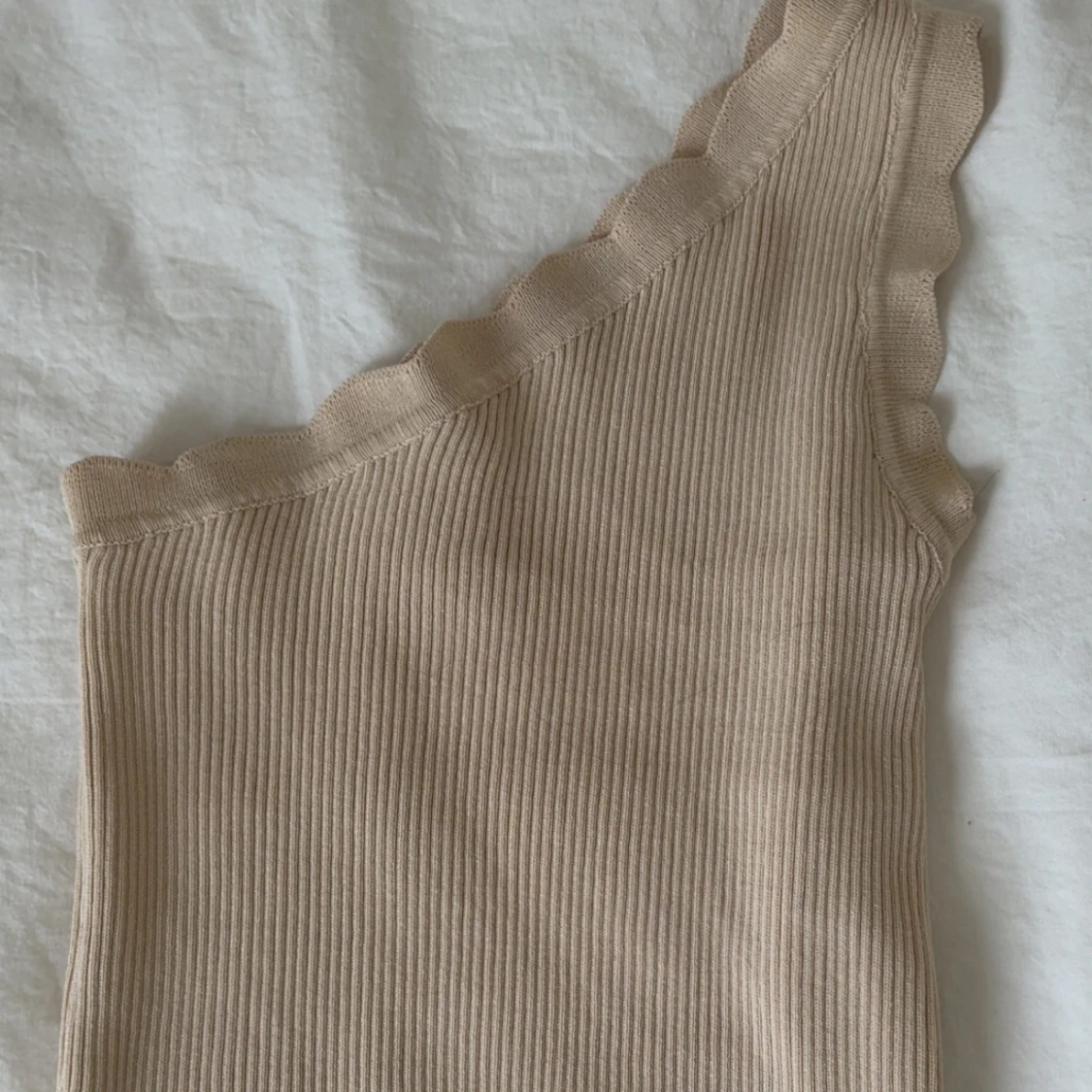 Beige ribbad oneshoulder topp