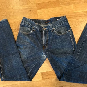 Nudie jeans  - Low slim Jim W32L32 lagade i grenen men kan behöva en lagning till