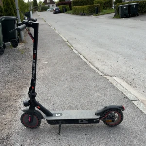 E-Wheels E2S V2 Pro LR - En modern elsparkcykel med sportig design och robust konstruktion. Perfekt för dig som vill ta dig fram snabbt och smidigt i stan eller till skolan. Utrustad med stora hjul och lång räckvidd för extra bekvämlighet. Däcken behövs bytas finns repor. Reflex behöver bytas kostar cirka 50kr.
