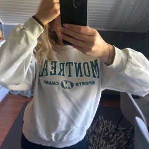 Beige sweatshirt  - Mjuk tröja, använd men i fint skick.