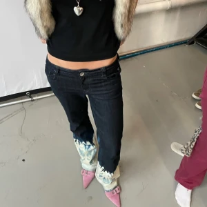 Jeans tiedie - Jeans som är lekta nedtill vid benen, lågmidjade