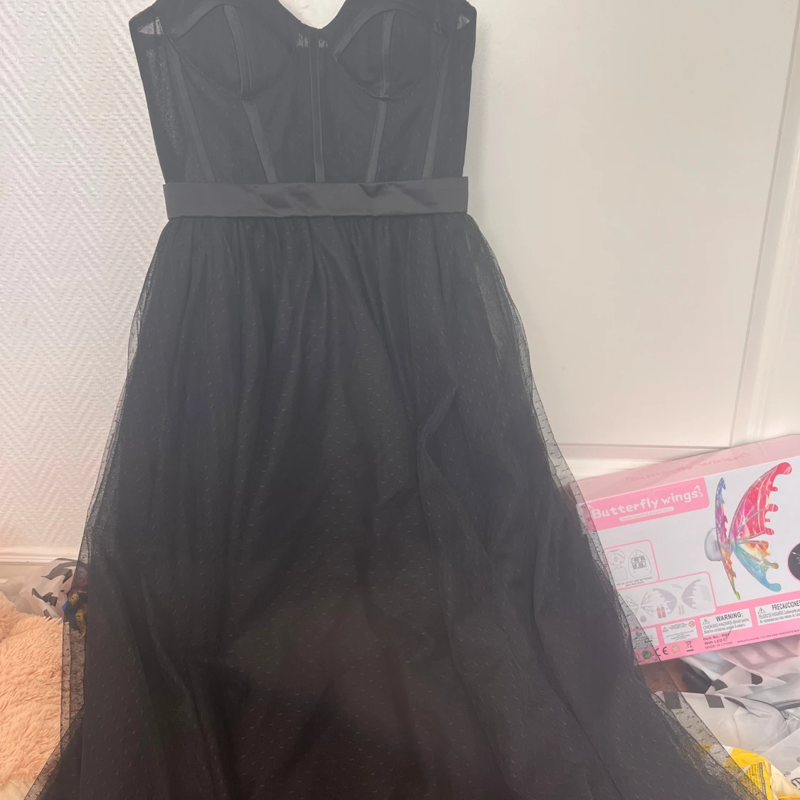 Svart långklänning med mesh och markerad midja - 3