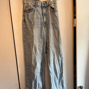 Ljusblå jeansbyxor från Divided H&M - Ljusblå jeansbyxor från Divided H&M med klassisk femficksdesign och är mer åt baggy hållet. Byxorna har hög midja och stängs med dragkedja och knapp. Perfekta för en avslappnad och trendig look. Är storlek 36 men jag upplever de lite små i storleken. Pris kan diskuteras 