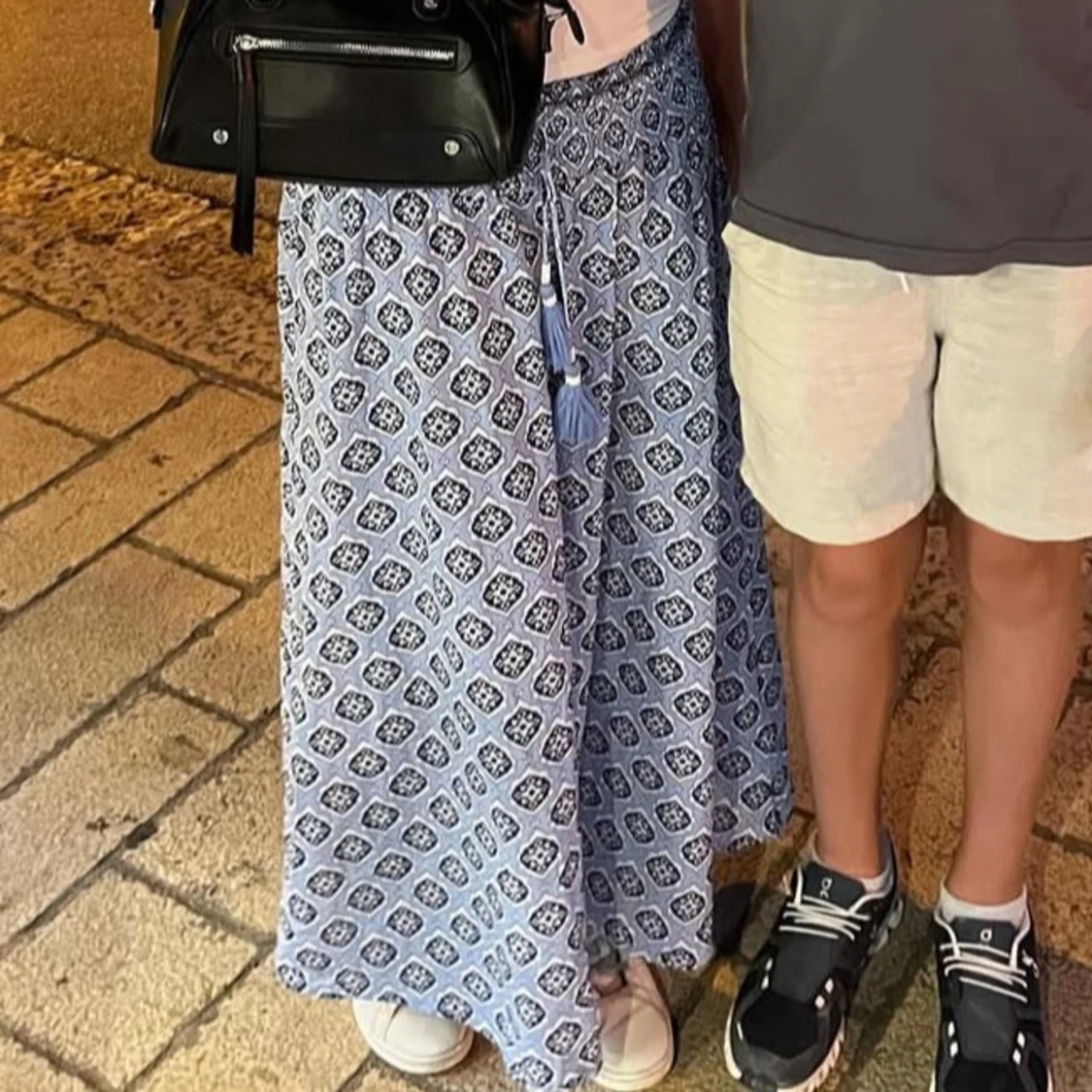 Blåvit mönstrad långkjol med tofsar - 1