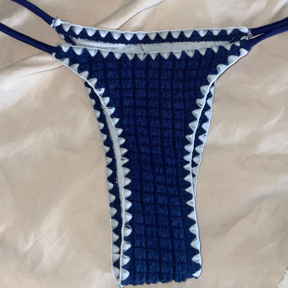 Mörkblå bikini med vita detaljer - 2