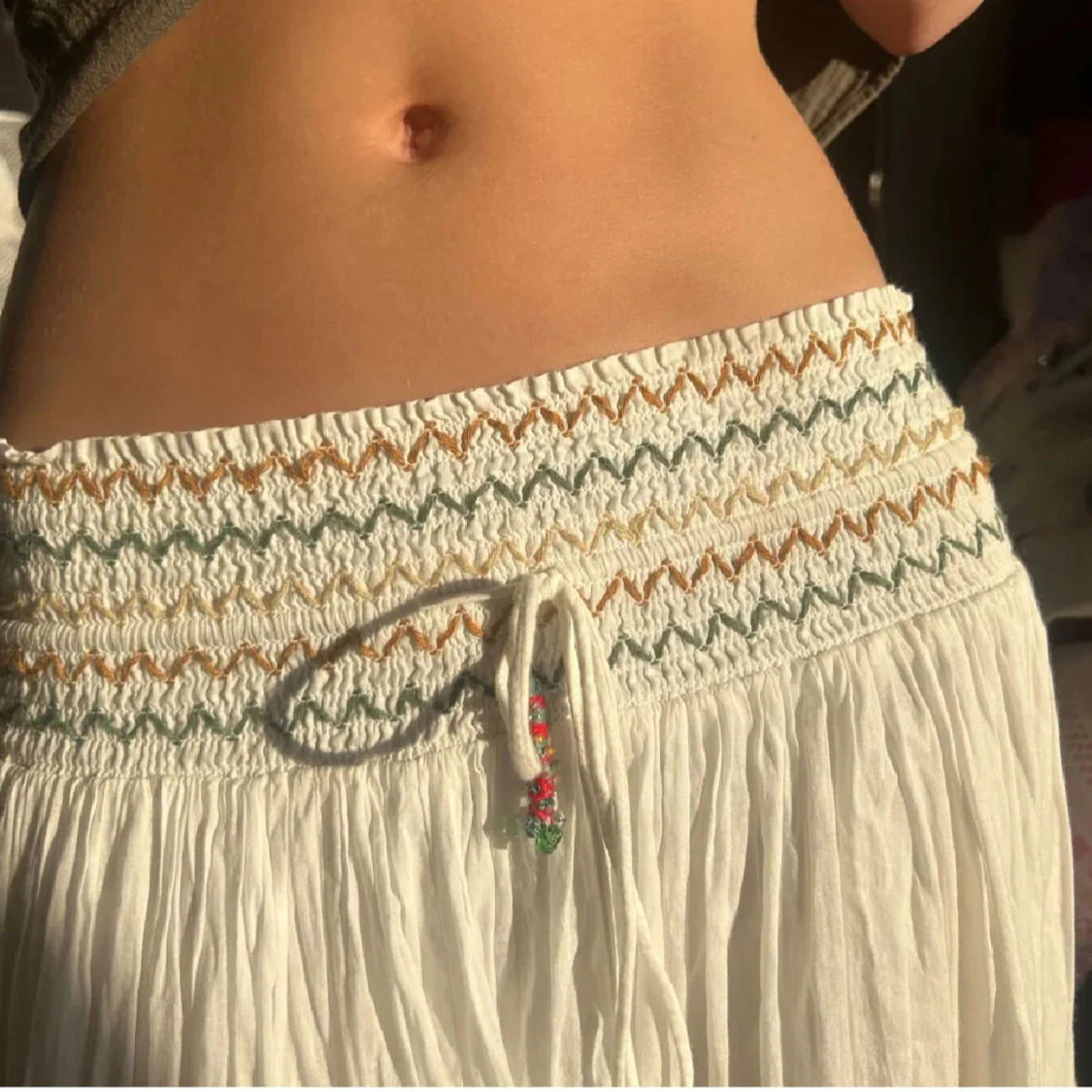 Vit långkjol med broderade detaljer från Zara - 1