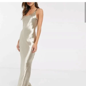 Champagnefärgad långklänning  - Säljer denna så fina champagnefärgade balklänningen med en djup urringning i ryggen!😍💗 Den har väldigt små revor på några ställen (se bild), men knappt märkbara. 💗