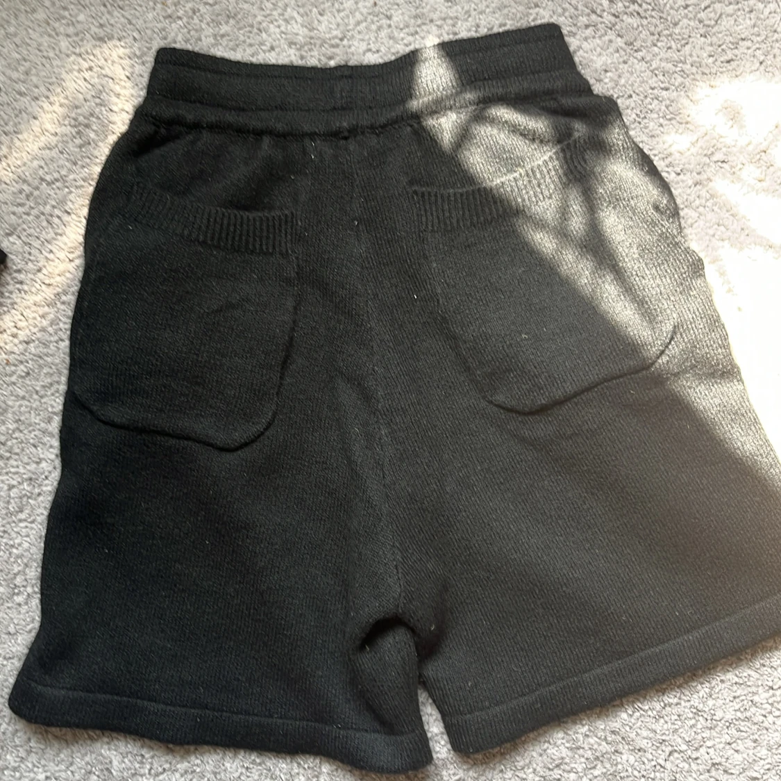 Svarta stickade shorts från Cole Buxton - 1