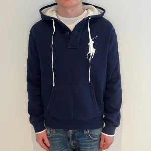 Ralph lauren hoodie  - Ralph lauren hoodie | Skick: 9,5/10 | L (passar M) |Fraktar via postnord eller instabox på köparens bekostnad | Hör av dig vid minsta fråga eller fundering! 