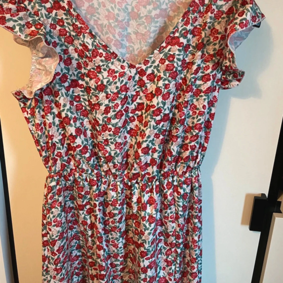 Blommig sommarklänning med volangärm - 2