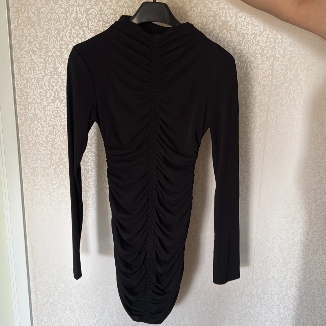 Svart långärmad tight klänning med rynkade detaljer