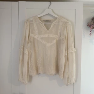 Zara blus  - Jättefin blus från Zara i storlek S men passar också xs, perfekt till sommaren!
