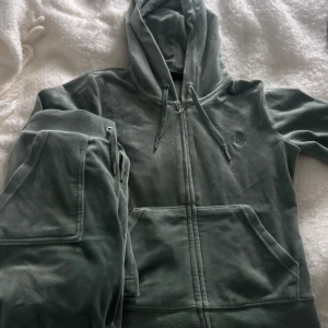 Säljer juicy set eller tröja/byxa - Säljer nu mitt gröna juicy set köpt på deras hemsida. Tröjan är i storlek S och byxorna Xs. Hela settet säljer jag för 500 men priset går att diskuteras. Och tröjan 280kr byxorna 330kr