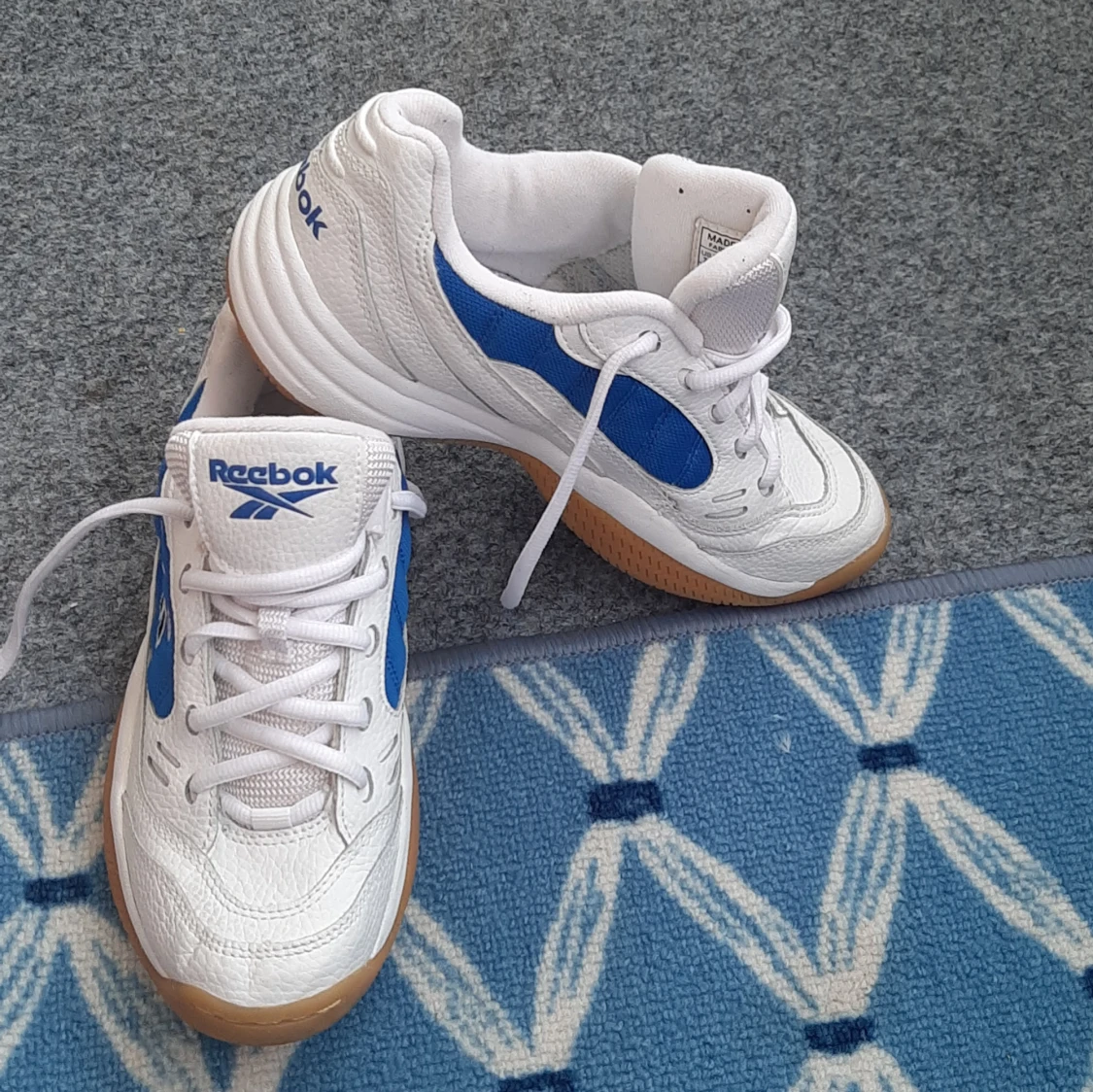 Vita och blå sneakers från Reebok - 2