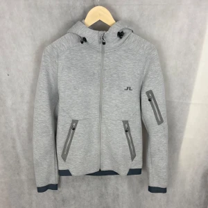 J.lindeberg ziphoodie - Fint skick! Modellen är 185 och bär S