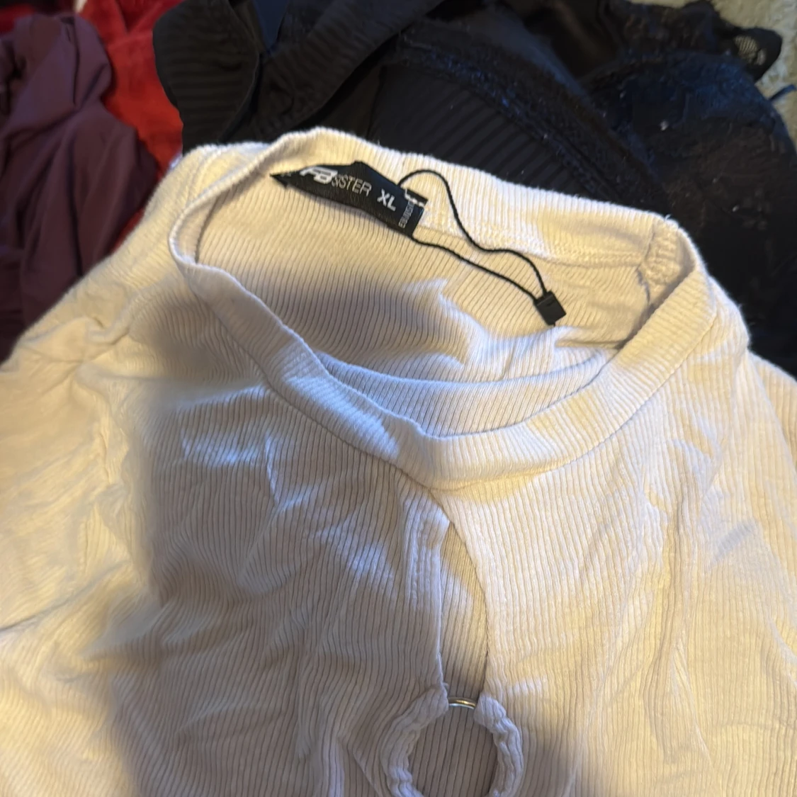 Vit croppad topp med ringdetaljer från FB Sister - 4