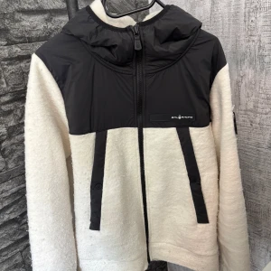 Sail Racing Jacka - Säljer en snygg Jack från Sail Racing, perfekt under våren/ sena sommarkvällar!