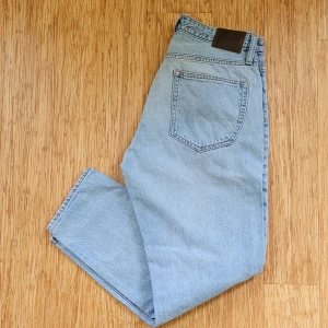 Vailent jeans Herr XL (32/32) nyskick  - Sonen säljer sina Valient jeans, nyskick bara använda 2 ggr!  Modell Skate, raka ben. Ljusblå tvätt. XL motsvarar 32-32 uppskattar vi. Nypris 700kr. Finns Paketpris 4 par 690kr också.