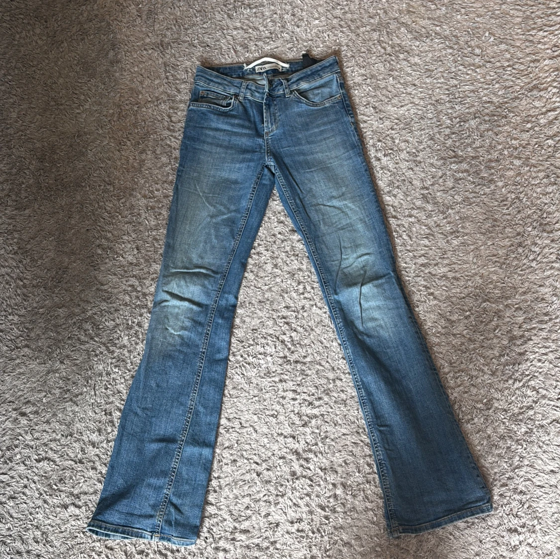 Blå bootcut jeans från ZARA - 1