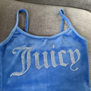 Blå linnetopp från Juicy Couture - har använts fåtal gånger. 