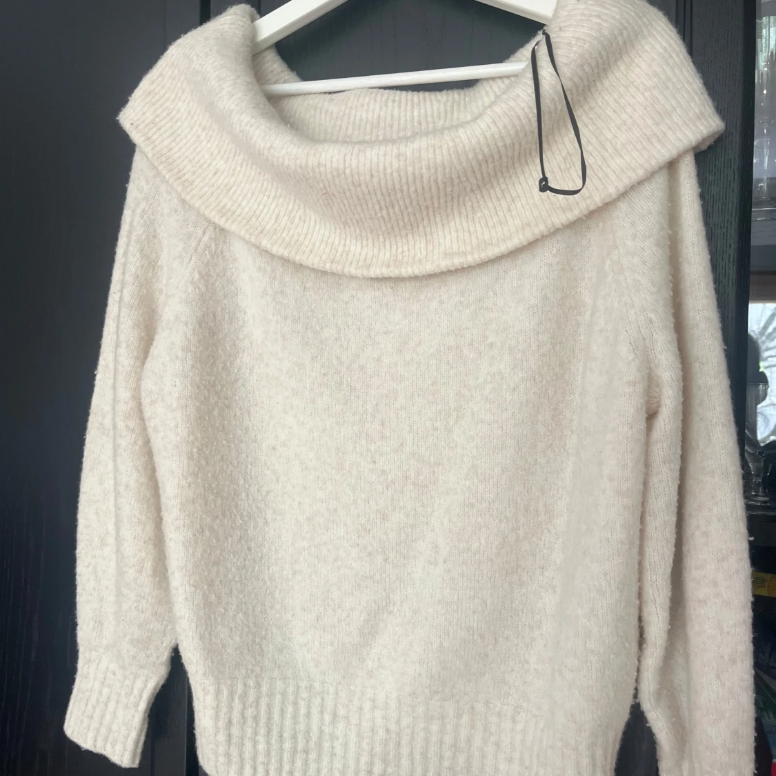 Vit stickad tröja med stor krage - 1