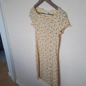 Blommig klänning - Sval sommarklänning från lindex. Nypris ca 200 gissar jag, inga tecken på användning!