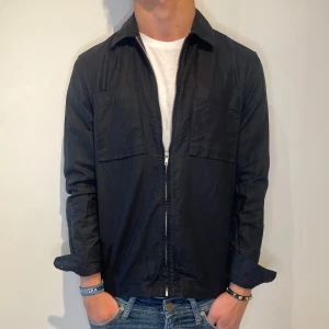 Overshirt  - Extremt snygg overshirt perfekt för vår och sommar | Strl - xs | Skick - 9/10 | Nypris - ca 1000kr | För ytterligare frågor är det bara att skriva 🦅