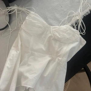 Vit zaratopp korsettopp med knytband - Vit topp från från Zara, nyskick storlek xs