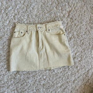 Ljusgul jeanskjol  - Säljer en så fin ljusgul jeanskjol ifrån Na-kd. Perfekt till sommaren och i bra skick!🥰🥰
