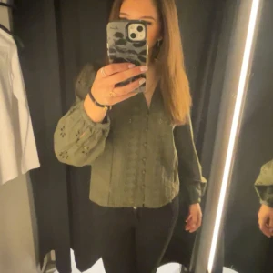 Zara blus  - Säljer denna fina zarablusen som ej kommit till användning. Har bara testat den men aldrig använt!! Den är väldigt liten i storleken då jag brukar ha Xs/S men denna är i storlek L 