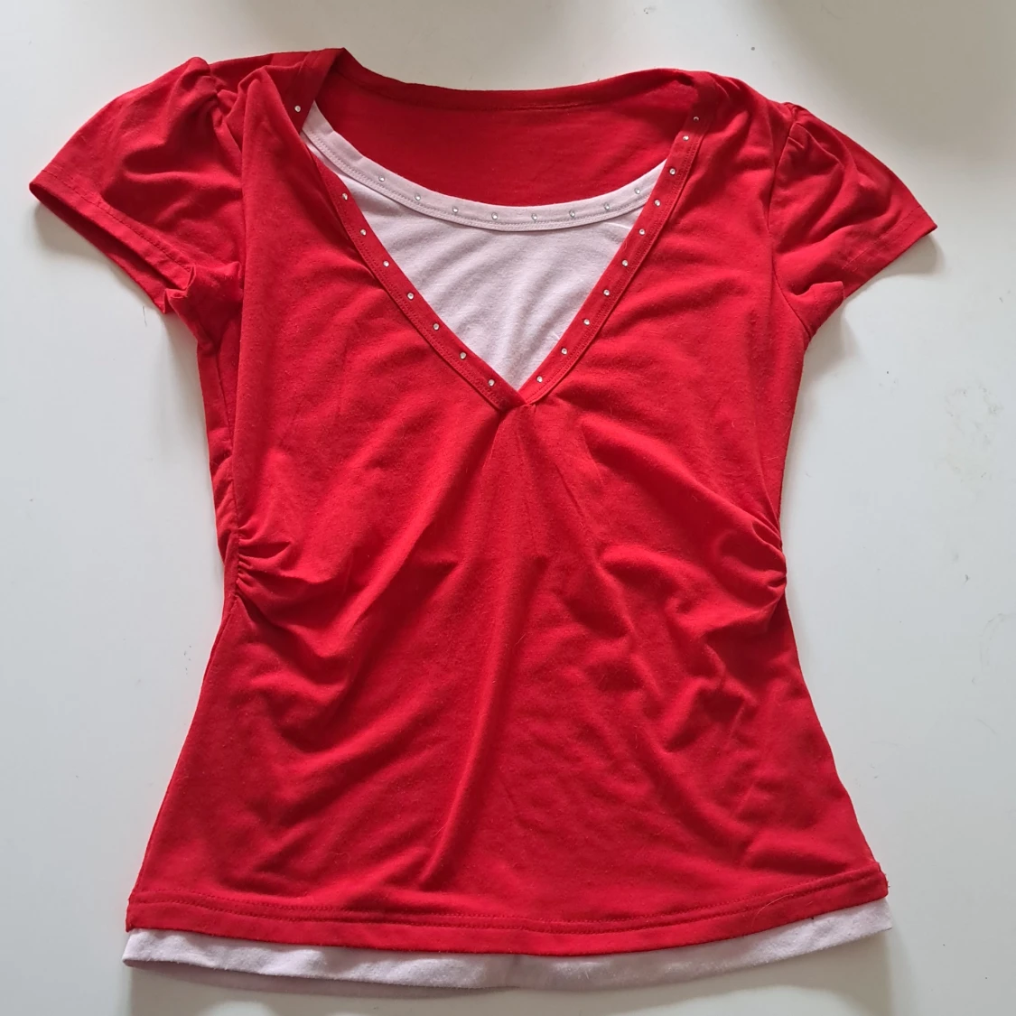 Röd t-shirt med v-ringning