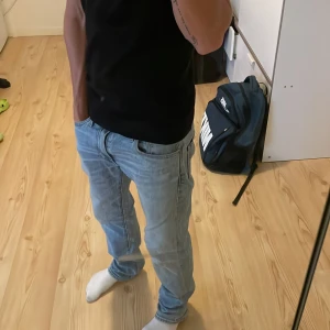 Levis 511 jeans - Säljer ett par ljusblå Levis 511 jeans i straight modellen.  Jeansen är rätt så använda och de finns någon mindre fläck som knappt är synlig (skriv privat för bild).