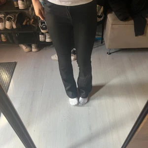 Svarta jeans  - Säljer ett par av mina favorit jeans men jag har alldeles för många så behöver sälja ! Köpta för 500kr på veromoda 