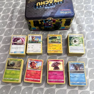 Pokémonkort + låda  - Säljer 600 Pokémonkort, lådan ingår