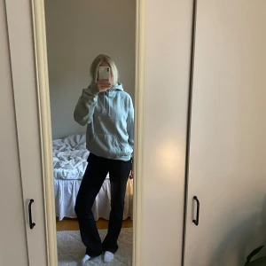 Hoodie - Hoodie från bikbok som är tvättad en del villket gör att den inte är lika mjuk inuti 