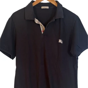 Burberry pike  - Burberry pike polo. Passar Xl bra. Pris 690kr finns att köpa på Fashionels.com våran hemsida 
